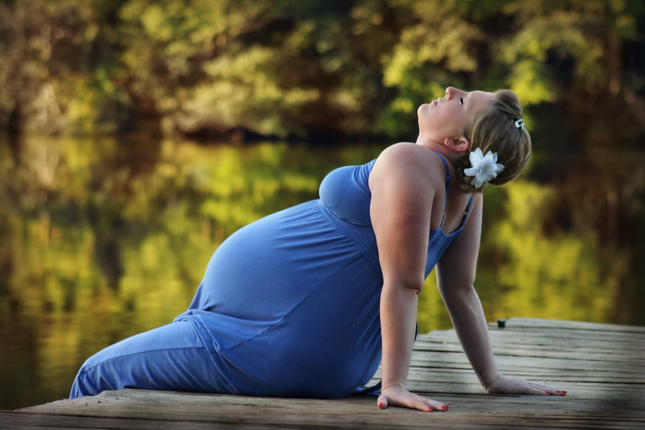 femeie gravida relaxata
